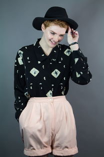 品牌多扣小西服纯棉女装，时尚与品质的完美融合