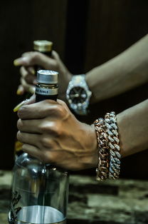 琴弦品牌手链——时尚配饰的优雅选择